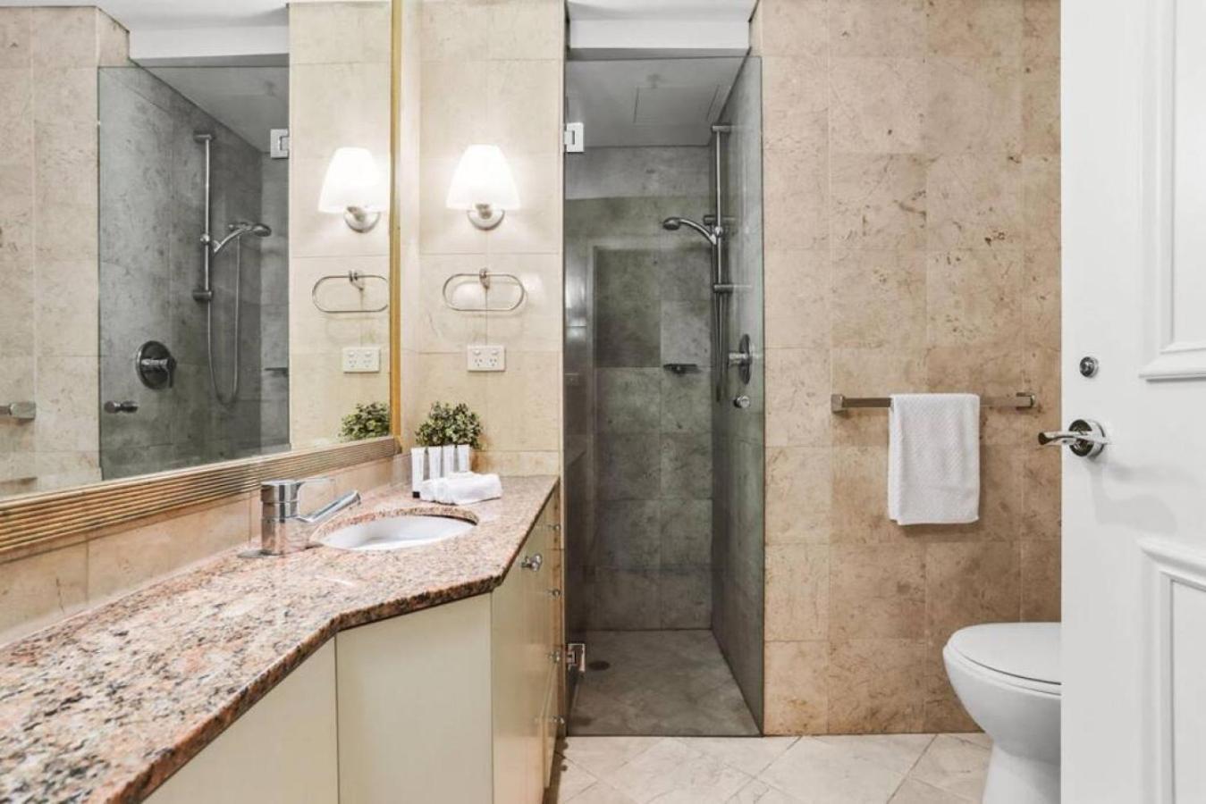 Spectacular 1 Bed In Cbd With Gym Apartment Sydney