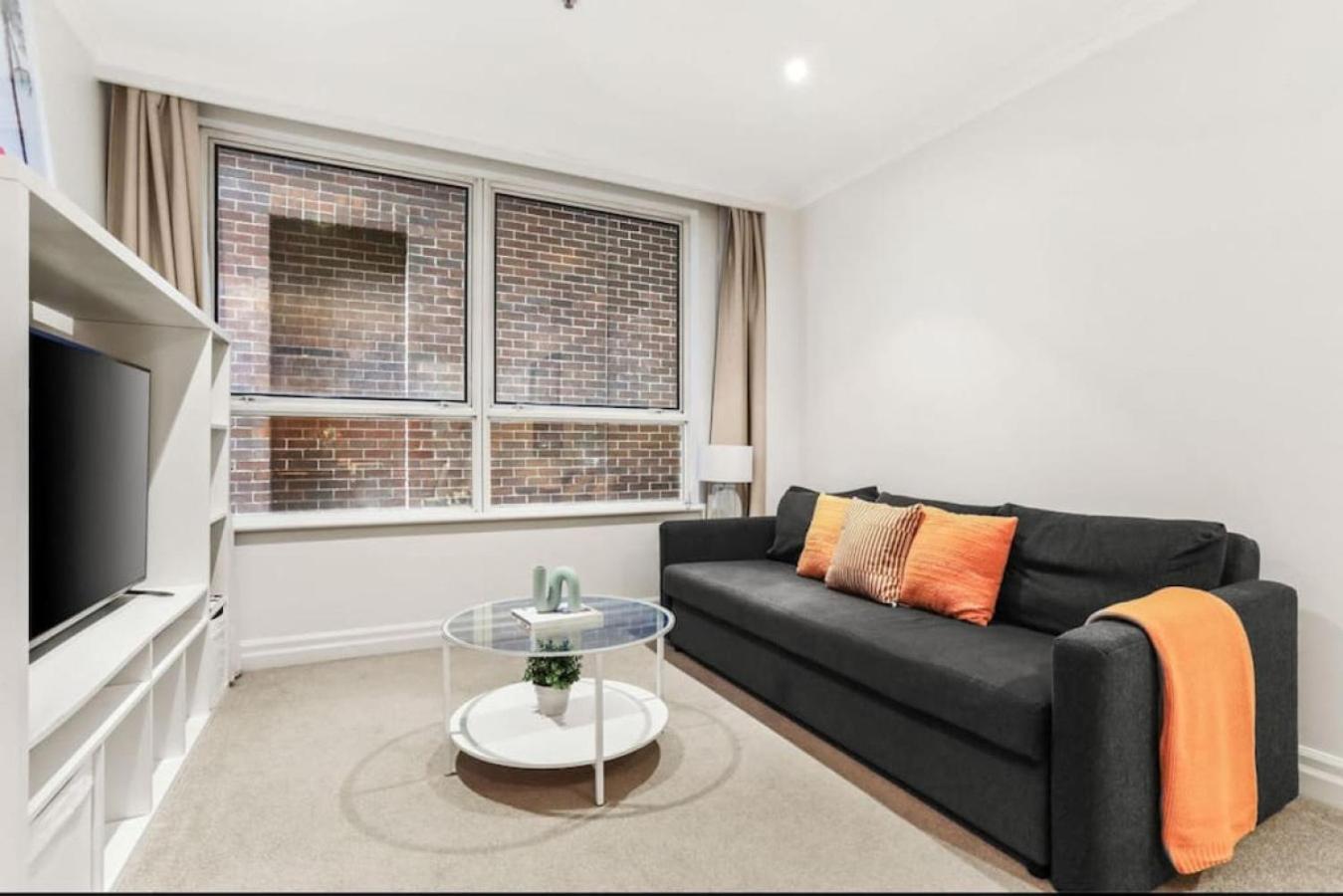 Spectacular 1 Bed In Cbd With Gym Apartment